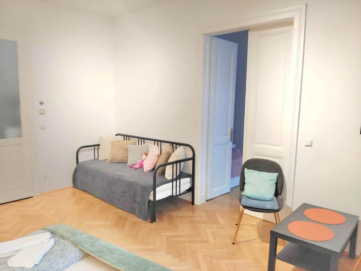 Central Mariahilfer Apartment 4 Min To The City Shopping Center And Schoenbrunn Palace Viena Exterior foto